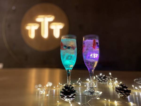 【BBQ&Co】予約特典としてフルーツ入りのおしゃれなスパークリングカクテル「ベリーフィズ」１杯を人数分プレゼント！Xmasは歴史ロマンあふれる明石公園のカフェ＆バー「TTT」で！