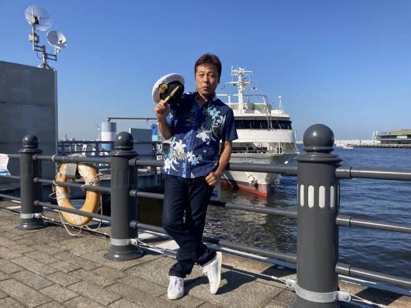 半田浩二が新曲発売と還暦を祝い、ファン100人とクルージング！