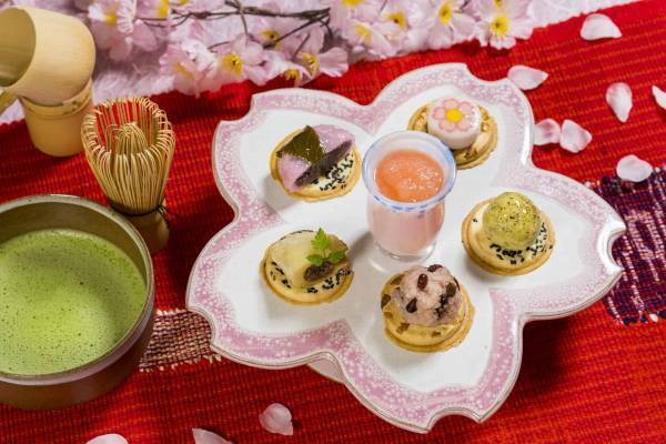 【青森屋】～抹茶と一緒に郷土菓子をアレンジした5種のおやつで桜を満喫～桜尽くしのこたつ席で桜を楽しめるプログラム 「桜見こんびり茶屋」実施｜実施日：2023年4月15日～5月7日