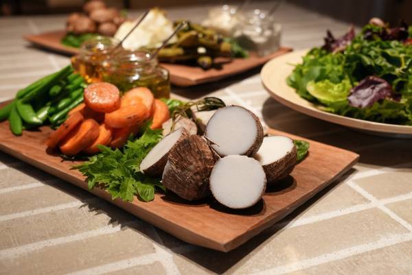 オーガニック野菜を心ゆくまで堪能できる、セルフサラダコーナーが始動。京丹後市スモールリゾートホテル「HOTEL&湖邸 艸花 -SOKA-」