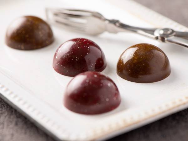 日本最大級の洋菓子コンテスト「ジャパンケーキショー東京2022」で部門最高賞を獲得したボンボンショコラを数量限定販売【パティスリーQBG／レディベア】