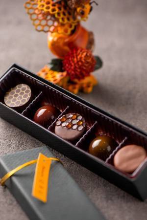 日本最大級の洋菓子コンテスト「ジャパンケーキショー東京2022」で部門最高賞を獲得したボンボンショコラを数量限定販売【パティスリーQBG／レディベア】