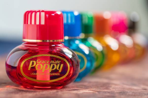 発売45周年を迎えた自動車用芳香剤「グレイスメイトポピー」が ガラスびんアワード2023で「特別賞」を受賞