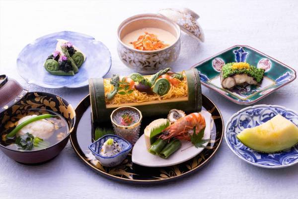 【星のや京都】春の陽気に包まれながら贅沢に過ごす滞在プログラム「嵐峡の麗春（れいしゅん）滞在」を開催～平安貴族風の滞在着を纏い、優雅に春を感じる～｜期間：2023年4月10日～5月4日