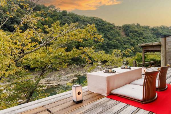 【星のや京都】春の陽気に包まれながら贅沢に過ごす滞在プログラム「嵐峡の麗春（れいしゅん）滞在」を開催～平安貴族風の滞在着を纏い、優雅に春を感じる～｜期間：2023年4月10日～5月4日