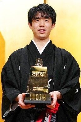 スポニチ創刊75周年記念 「藤井聡太王将　写真展」を開催