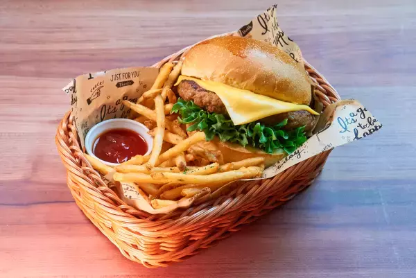 “あるある”がテーマ。語り合いたい「海ドラ好き」に贈る　日本初！海外ドラマPopupコンセプトカフェ　東京・池袋の「Mixalive TOKYO」にて開催