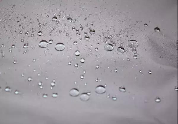 【近畿圏ライフ】急な気温や天候の変化が気になる季節の味方！撥水・防風機能を施した「軽やかな着心地のオールマイティウェア」を新発売