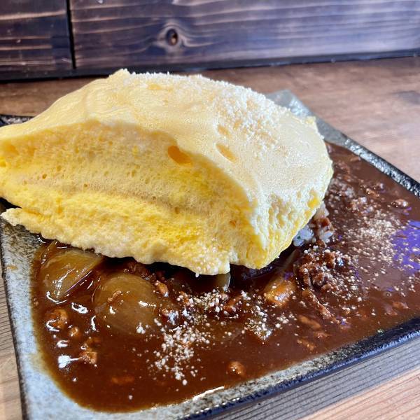 「クロとシロ」が神田に移転オープン！ミスタースフレ日野澤さんのスフレオムライスがパワーアップして登場！