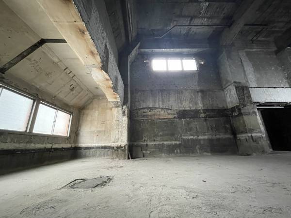 天高6.5m！まるで秘密基地のような元サウナの巨大完全スケルトン物件がテナント募集開始！