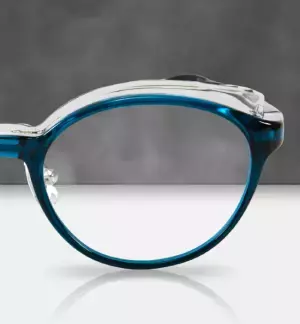 フードの着脱が可能な花粉対策メガネ 全国のパリミキで発売中