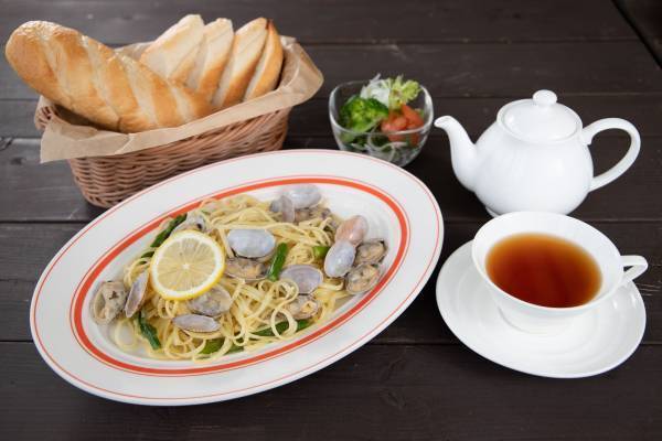 大人のリゾートカフェ「ミエレ・ザ・ガーデン」で優雅なひと時を 新鮮な魚介を使用したパスタメニューを4月17日より提供開始