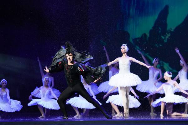 ウクライナ・グランド・バレエ初来日！ 「SWAN LAKE ON WATER」有楽町で開幕！