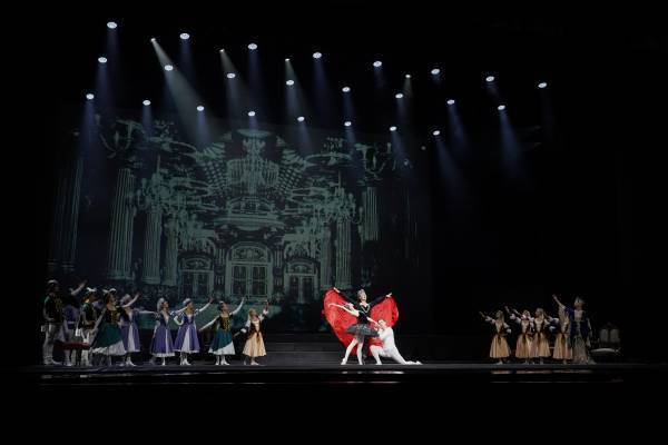 ウクライナ・グランド・バレエ初来日！ 「SWAN LAKE ON WATER」有楽町で開幕！