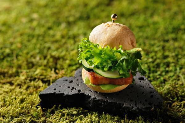 【奥入瀬渓流ホテル】苔スイーツ！？苔をイメージしたフィンガーフードを堪能「苔アフタヌーンティー」新登場～味はもちろん、見た目も楽しい、心が弾むアフタヌーンティー～｜期間：2023年6月1日～8月31日