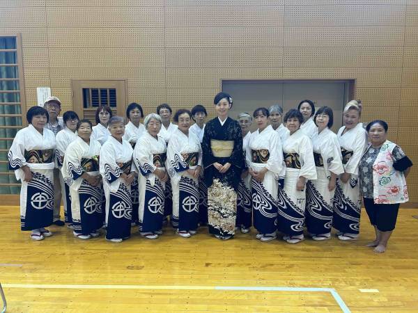 永井みゆきが新曲の舞台「津屋川のひがん花PR大使」に。誕生日を祝うサプライズに笑顔！