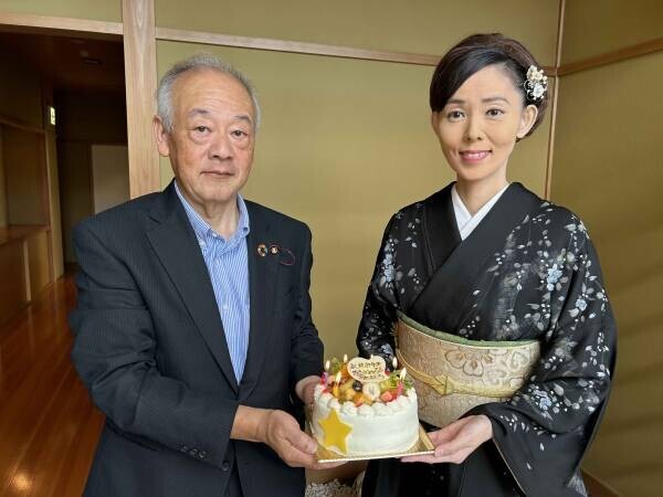 永井みゆきが新曲の舞台「津屋川のひがん花PR大使」に。誕生日を祝うサプライズに笑顔！