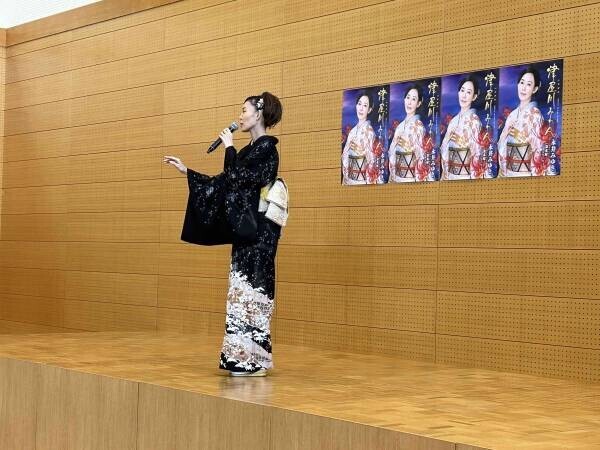 永井みゆきが新曲の舞台「津屋川のひがん花PR大使」に。誕生日を祝うサプライズに笑顔！