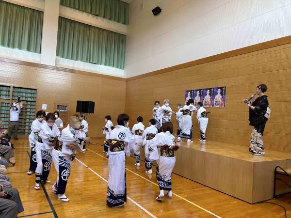 永井みゆきが新曲の舞台「津屋川のひがん花PR大使」に。誕生日を祝うサプライズに笑顔！