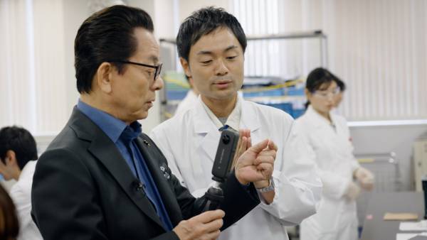 ~新製品「リアップＸ５チャージ」の研究・製造工程を水谷豊さんがレポート！~