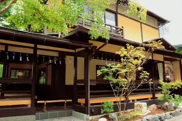 圧巻の紅葉を眺めながらお団子を味わえる祇園の和モダンカフェ「eXcafe祇園八坂」