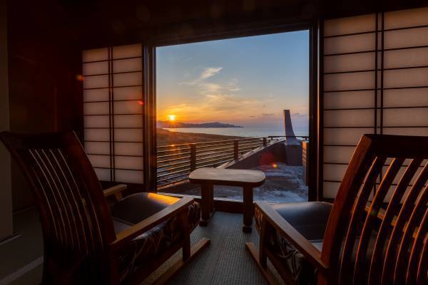 【温泉宿・ホテル総選挙2023　４部門受賞！】　　　絶景日本海を眼前に佇む舟型の宿 京都府京丹後市「一望館　はなれ櫂」