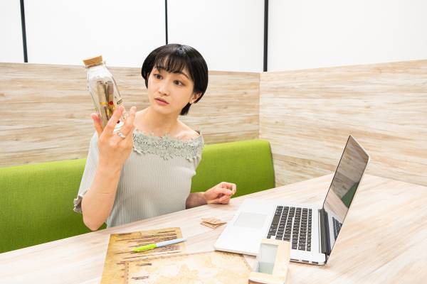 リアル脱出ゲームのSCRAPが贈る、新作オンラインリアル脱出ゲーム！ 『Message in a Bottle』 あなた自身が隠された真実を導き出す謎解きメッセージボトルの登場