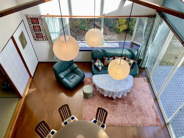 伊豆石を使ったサンルーム仕様の温泉付貸別荘 「スイートヴィラ 伊豆一碧湖」が3月3日に開業