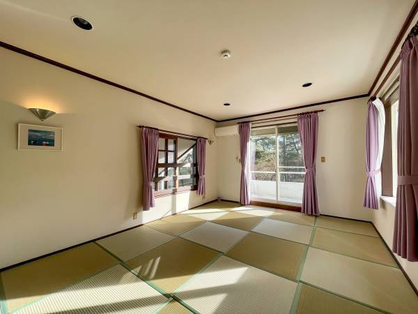 伊豆石を使ったサンルーム仕様の温泉付貸別荘 「スイートヴィラ 伊豆一碧湖」が3月3日に開業