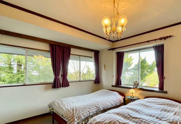 伊豆石を使ったサンルーム仕様の温泉付貸別荘 「スイートヴィラ 伊豆一碧湖」が3月3日に開業