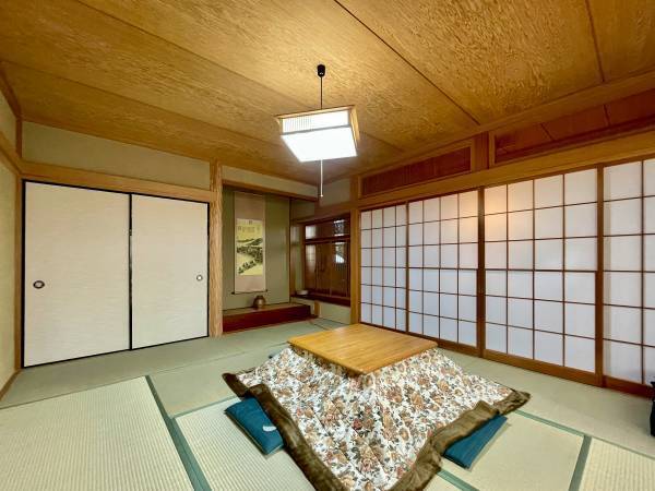 伊豆石を使ったサンルーム仕様の温泉付貸別荘 「スイートヴィラ 伊豆一碧湖」が3月3日に開業