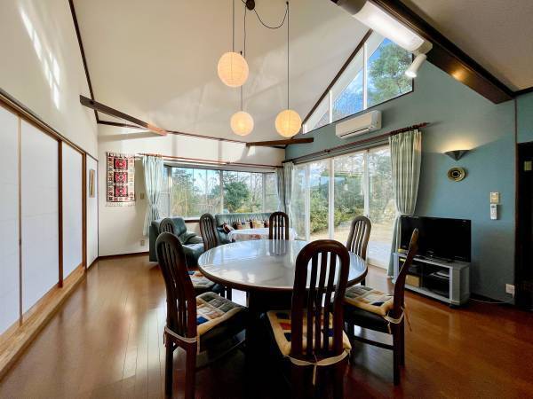 伊豆石を使ったサンルーム仕様の温泉付貸別荘 「スイートヴィラ 伊豆一碧湖」が3月3日に開業