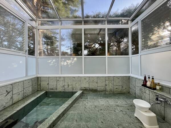 伊豆石を使ったサンルーム仕様の温泉付貸別荘 「スイートヴィラ 伊豆一碧湖」が3月3日に開業