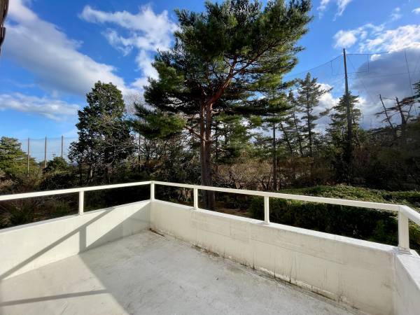 伊豆石を使ったサンルーム仕様の温泉付貸別荘 「スイートヴィラ 伊豆一碧湖」が3月3日に開業