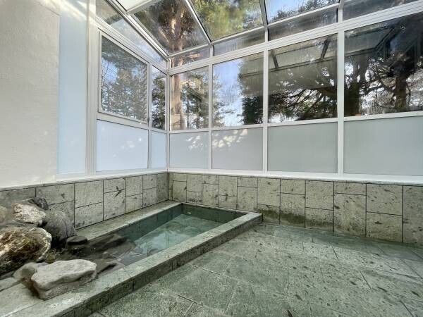 伊豆石を使ったサンルーム仕様の温泉付貸別荘 「スイートヴィラ 伊豆一碧湖」が3月3日に開業