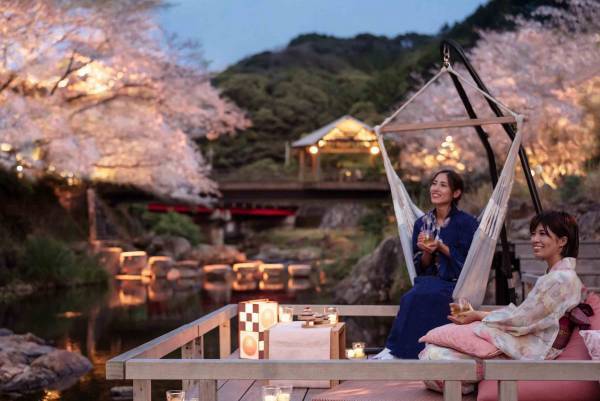 【界 長門】1日2組限定 川床テラスの貸切り空間で夜桜鑑賞 「夜桜川床花見」を開催～浴衣でスイーツを楽しみながら贅沢なお花見を体感～｜2023年3月26日〜4月9日