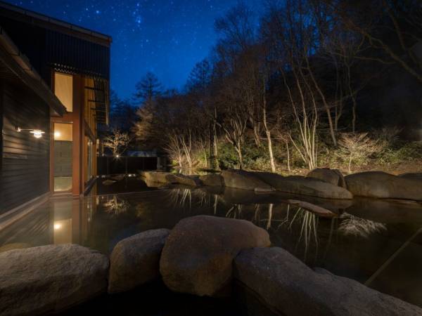 【星野温泉 トンボの湯】照明による景観演出を一新してリニューアル、2023年3月25日営業再開～四季の自然を伝える書画「森羅百撰」が新登場～
