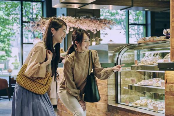 【OMO7旭川】花粉症の人も楽しめるインドアで花見が登場！満開の桜の下で、ご近所スイーツと紅茶を楽しめる「OMO エゾヤマザクラカフェ」開催～雨も寒さも関係なし！いつでも満開の桜でお出迎え～｜期間：2023年4月1日〜5月31日