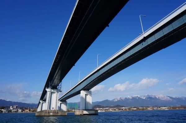 ～ びわ湖の美しい冬景色を味わう2時間半の船旅へ ～ びわ湖縦走 雪見船クルーズ