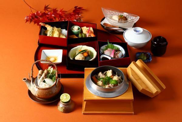 【西明石ホテルキャッスルプラザ】兵庫県明石市の日本料理店「赤石」が、兵庫赤鶏と新鮮キノコの贅沢「秋の味覚 釜めし御膳」を提供！