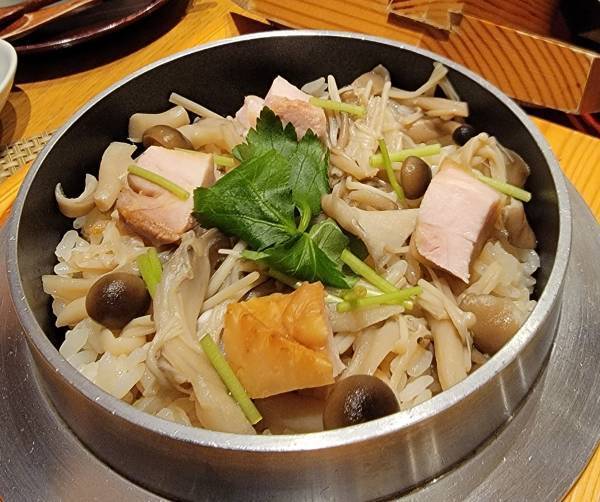 【西明石ホテルキャッスルプラザ】兵庫県明石市の日本料理店「赤石」が、兵庫赤鶏と新鮮キノコの贅沢「秋の味覚 釜めし御膳」を提供！