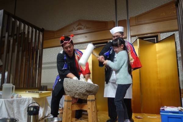 【西明石ホテルキャッスルプラザ】人気のお正月バイキングが4年ぶりに復活！縁日コーナーや餅つき大会などイベント盛りだくさん、新春を祝う多彩な料理でおもてなし