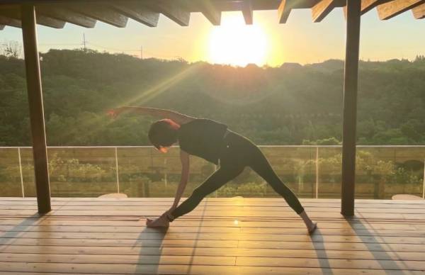 淡路島 禅リトリート施設「禅坊 靖寧」1日の始まりに朝日を浴びながらヨガ体験 新プラン『朝ヨガSunrise』4月30日より提供開始