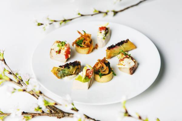 【ダーワ・悠洛 京都】 咲くいちご、紅く染まる桜いちごと桜の華やかな饗宴 いちごと桜のアフタヌーンティー発売