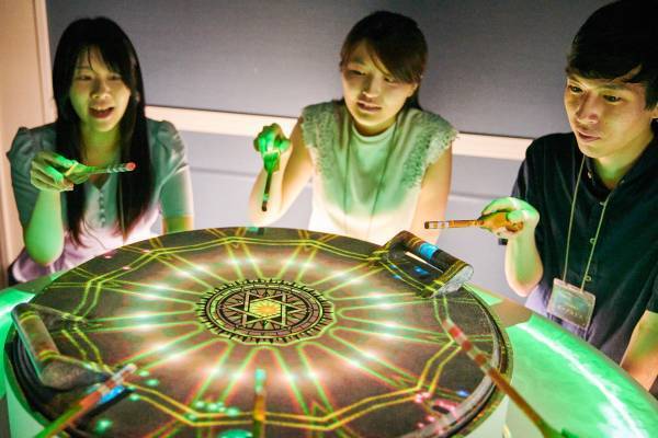 英語でプレイ可能なリアル脱出ゲームが新たに登場！ Projection Table Game『魔法料理アカデミー卒業試験からの脱出』 あなたのアクションでテーブルのプロジェクションマッピングが変化する！
