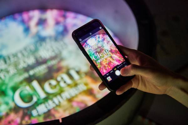 英語でプレイ可能なリアル脱出ゲームが新たに登場！ Projection Table Game『魔法料理アカデミー卒業試験からの脱出』 あなたのアクションでテーブルのプロジェクションマッピングが変化する！