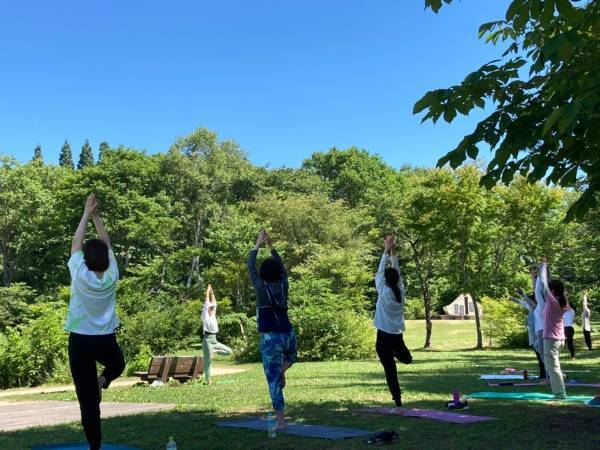 【ライムリゾート妙高】妙高高原ビジターセンター コラボレーション企画　いもり池早朝フィールドヨガ体験付き宿泊プランの販売を開始！