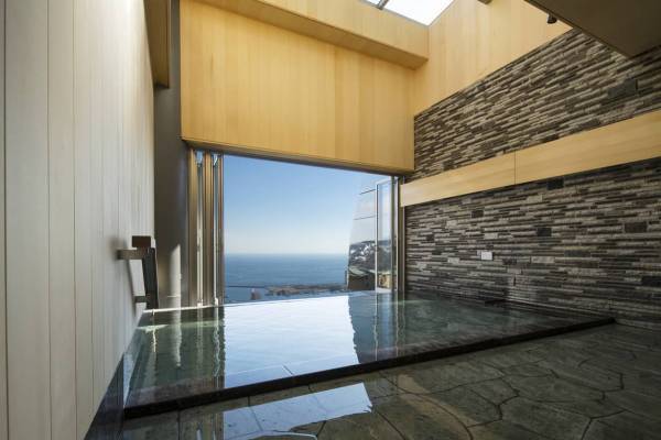 【リゾナーレ熱海】おそろいのアロハシャツでの海水浴やスイカモチーフの花火、風鈴作りなど家族で夏の定番を堪能する「まるっと夏満喫ステイ」販売｜期間：2023年7月22日～8月26日の毎週土曜日