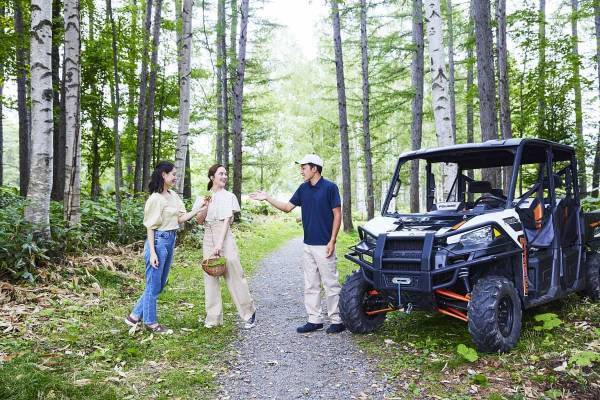 【トマム】雪解け水が流れる小川のほとりで山菜を味わう 「ワイルドハーブディナー」提供～お客さま自ら収穫し、アウトドア体験が楽しめます～｜期間：2023年5月8日～31日