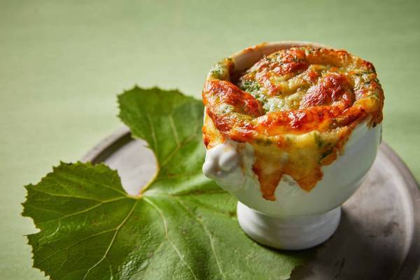 【トマム】雪解け水が流れる小川のほとりで山菜を味わう 「ワイルドハーブディナー」提供～お客さま自ら収穫し、アウトドア体験が楽しめます～｜期間：2023年5月8日～31日